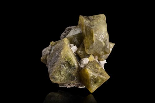 Londonite<br />Ambatomigaby pegmatite, Ampanivana, Andrembesoa, Betafo District, Vakinankaratra Region, Madagascar<br />5.5 x 5 x 3 cm / main crystal: 3.7 cm<br /> (Author: MIM Museum)