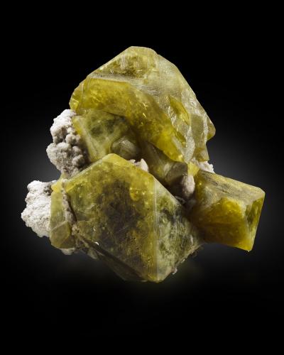 Londonite<br />Ambatomigaby pegmatite, Ampanivana, Andrembesoa, Betafo District, Vakinankaratra Region, Madagascar<br />5.5 x 5 x 3 cm / main crystal: 3.7 cm<br /> (Author: MIM Museum)