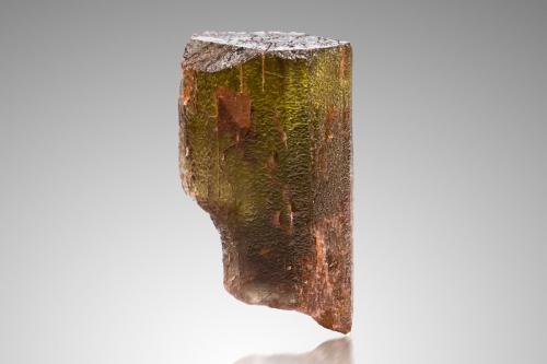 Andalusite<br />Itinga, Vale do Jequitinhonha, Minas Gerais, Brasil<br />3 x 3 x 5.5 cm<br /> (Author: MIM Museum)