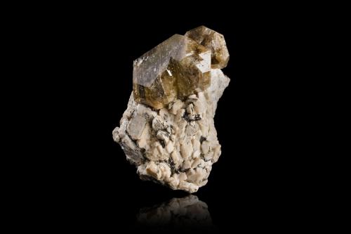 Zircón con Ortoclasa<br />Vishnevye Mountains (Vishnevogorsk), Chelyabinsk Oblast, Ural Federal District, Russia<br />8 x 6 x 12 cm / Cristal principal: 6.8 cm<br /> (Autor: Museo MIM)