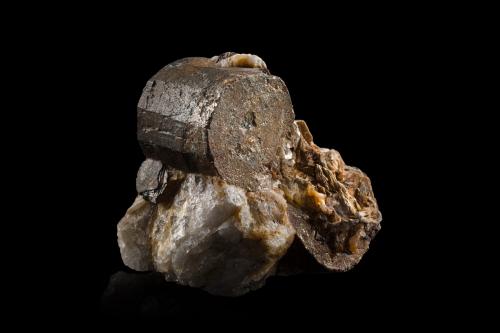 Sekaninaite with Quartz and Albite (variety cleavelandite)<br />Shigar Valley, Shigar District, Gilgit-Baltistan (Northern Areas), Pakistan<br />14 x 11 x 14 cm / main crystal: 8.4 cm<br /> (Author: MIM Museum)