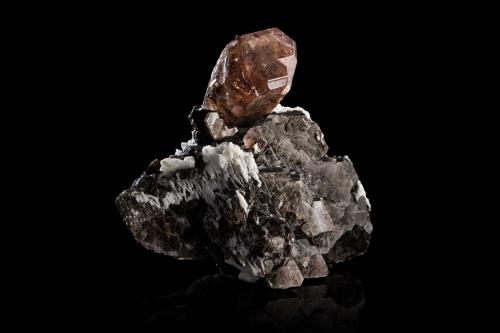 Fluorapatite on Muscovite<br />Fazenda Pavão, Serra do Salitre Municipality, Triângulo Mineiro e Alto Paranaíba Region , Brazil<br />13 x 7 x 11 cm / main crystal: 4.8 cm<br /> (Author: MIM Museum)