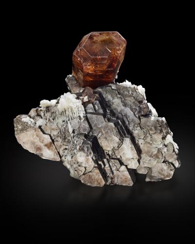 Fluorapatite on Muscovite<br />Fazenda Pavão, Serra do Salitre Municipality, Triângulo Mineiro e Alto Paranaíba Region , Brazil<br />13 x 7 x 11 cm / main crystal: 4.8 cm<br /> (Author: MIM Museum)