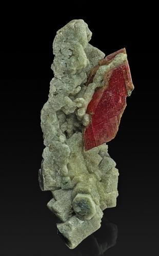 Rhodochrosite, Apatite (Group)<br />Pegmatita Toca da Onça, Virgem da Lapa, Vale do Jequitinhonha, Minas Gerais, Brasil<br />13.2 x 6.0 cm<br /> (Author: am mizunaka)