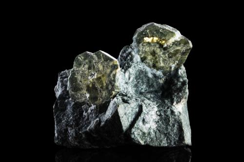Narsarsukite<br />Poudrette Quarry, Mont Saint-Hilaire, La Vallée-du-Richelieu RCM, Montérégie, Québec, Canada<br />5 x 3.5 x 4.5 cm / main crystal: 2.2 cm<br /> (Author: MIM Museum)