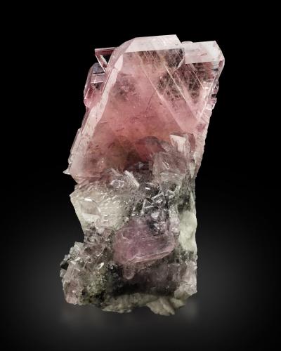 Albita con Cuarzo y Clorita<br />Ganadao (Gandao Hill), Mohmand District, Peshawar Division, Khyber Pakhtunkhwa Province, Pakistan<br />4 x 6 x 4.5 cm / Cristal principal: 5.1 cm<br /> (Autor: Museo MIM)
