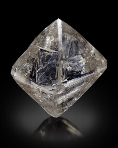 Diamond<br />South Africa<br />2.5 x 2 x 2 cm<br /> (Author: MIM Museum)