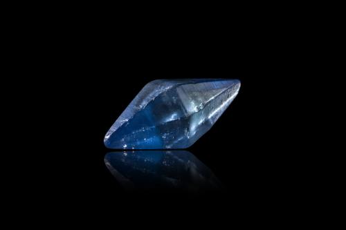 Corundum (variety sapphire)<br />Ratnapura, Ratnapura District, Sabaragamuwa Province, Sri Lanka<br />2.5 x 1 x 1 cm<br /> (Author: MIM Museum)