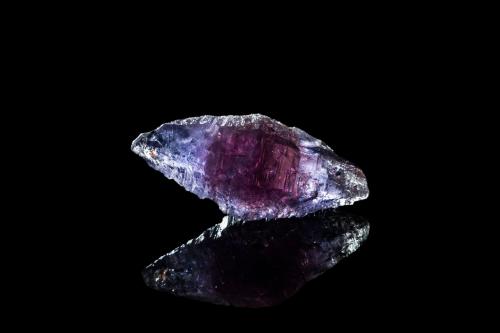 Corundum (variety sapphire)<br />Mogok Township, Pyin-Oo-Lwin District, Mandalay Region (Mandalay Division), Myanmar (Burma)<br />5 x 2 x 2 cm<br /> (Author: MIM Museum)