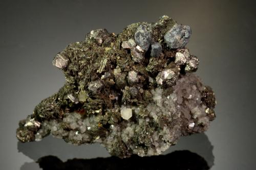 Siegenite<br />Mina Buick, Bixby, Distrito Viburnum Trend, Condado Iron, Missouri, USA<br />4.4 x 3.1 x 2.3 cm<br /> (Author: Michael Shaw)