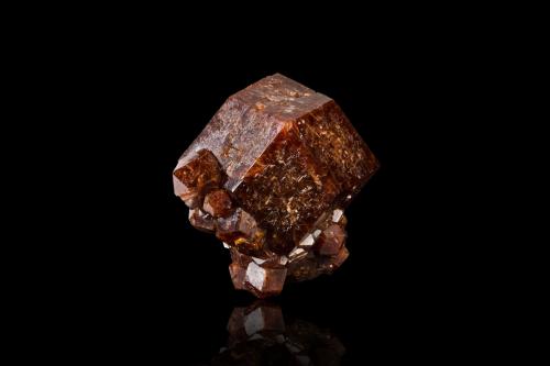 Grossular<br />Kayes Region, Mali<br />6 x 5 x 6.5 cm / main crystal: 5.6 cm<br /> (Author: MIM Museum)