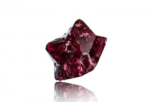 Spinel<br />Mogok Township, Pyin-Oo-Lwin District, Mandalay Region (Mandalay Division), Myanmar (Burma)<br />2.5 x 2 x 2 cm<br /> (Author: MIM Museum)