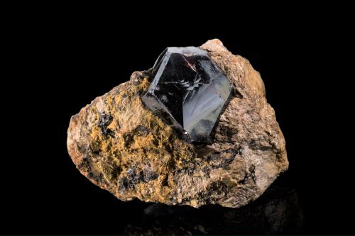 Rutile<br />Moreau claim, Champion Mine area, White Mountain Peak, White Mountains, Mono County, California, USA<br />9.5 x 5 x 6.5 cm / main crystal: 4.3 cm<br /> (Author: MIM Museum)