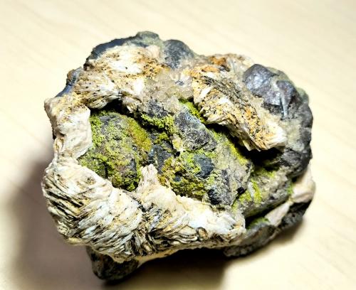 Mimetita, Galena, Barita, Fluorita, Calcita<br />Atrevida Mine, Vimbodí i Poblet, Comarca Conca de Barberà, Tarragona, Catalonia / Catalunya, Spain<br />96 mm x 76 mm. Masa: 614 g.<br /> (Autor: Carles Millan)