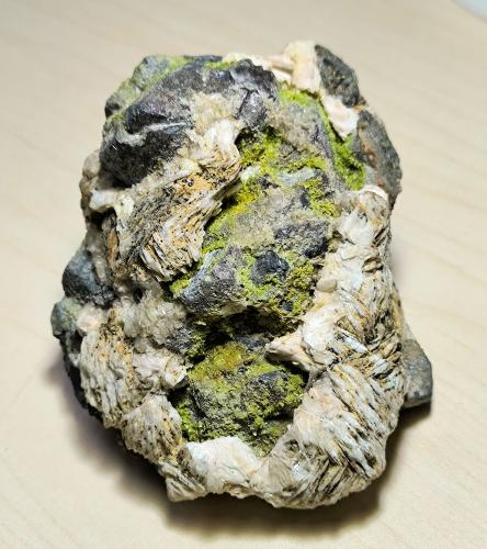 Mimetita, Galena, Barita, Fluorita, Calcita<br />Atrevida Mine, Vimbodí i Poblet, Comarca Conca de Barberà, Tarragona, Catalonia / Catalunya, Spain<br />96 mm x 76 mm. Masa: 614 g.<br /> (Autor: Carles Millan)