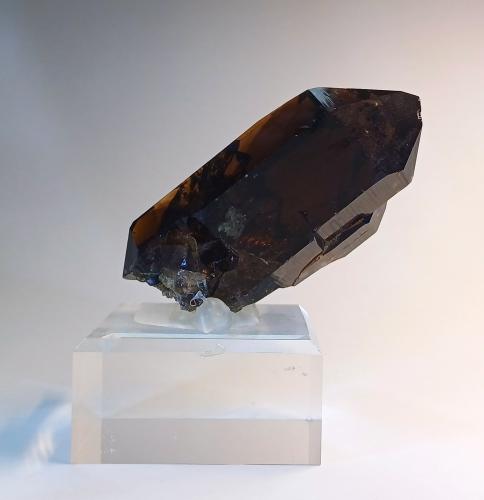 Quartz (variety smoky)<br />Les Courtes, Bassin du Talèfre, Mont Blanc Massif, Chamonix, Haute-Savoie, Auvergne-Rhône-Alpes, France<br />80mm x 35mm x 35mm<br /> (Author: Philippe Durand)