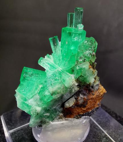 Berilo (variedad esmeralda)<br />Mina Peñas Blancas, Municipio San Pablo de Borbur, Cinturón Esmeraldífero Occidental, Departamento Boyacá, Colombia<br />4 x 2.7cm, cristal mayor de 1.1cm<br /> (Autor: Diego Navarro)