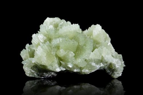 Tarbuttite<br />Skorpion Mine, Rosh Pinah, Lüderitz District, ǁKaras Region, Namibia<br />10 x 6 x 6 cm / main crystal: 2.7 cm<br /> (Author: MIM Museum)