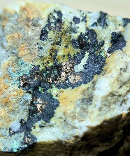 Niquelina, Gersdorffita, Annabergita<br />Crescencia Mine, Pico Gallinero, Castejón de Sos, Comarca La Ribagorza, Huesca, Aragon, Spain<br />67 mm x 52 mm. Masa: 217 g.<br /> (Autor: Carles Millan)