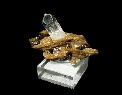 Quartz, Siderite, Chalcopyrite<br />Pfannenberger Einigkeit Mine, Salchendorf, Neunkirchen, Siegen-Wittgenstein District, Arnsberg, North Rhine-Westphalia/Nordrhein-Westfalen, Germany<br />Specimen size 4 cm<br /> (Author: Tobi)