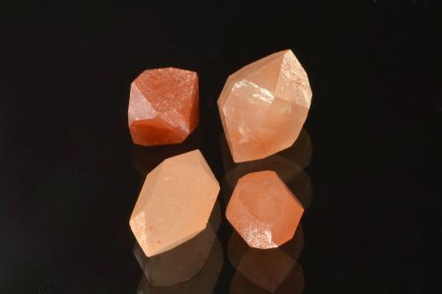 Quartz<br />Roswell, Condado Chaves, New Mexico, USA<br />smallest = 0.5 cm, largest = 1.0 cm<br /> (Author: Michael Shaw)