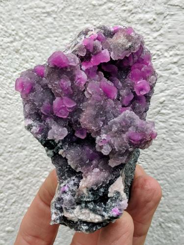 Calcita (variedad calcita cobaltífera), Cuarzo<br />Minas Bou Azzer, distrito minero Bou Azzer, Provincia Ouarzazate, Región Drâa-Tafilalet, Marruecos<br />7,8 x 5,4 x 4,7 cm<br /> (Autor: carles)
