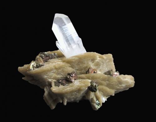 Quartz, Siderite, Chalcopyrite<br />Pfannenberger Einigkeit Mine, Salchendorf, Neunkirchen, Siegen-Wittgenstein District, Arnsberg, North Rhine-Westphalia/Nordrhein-Westfalen, Germany<br />Specimen size 4 cm, quartz crystal 1,8 cm<br /> (Author: Tobi)