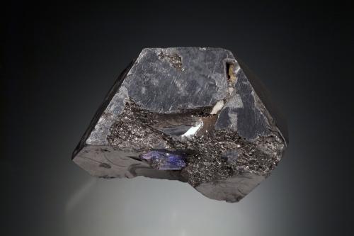 Alabandita con Grafito y Zoisita (variedad tanzanita)<br />Merelani Hills, Lelatema Mountains, Simanjiro District, Manyara Region, Tanzania<br />7.5 x 4.5 x 5 cm / Cristal principal: 7.2 cm<br /> (Autor: Museo MIM)