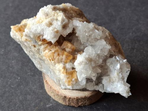 Fluorite, Calcite<br />Orismühle Quarry, Seltisberg, Liestal District, Basel-Landschaft, Switzerland<br />7,5 x 4 cm<br /> (Author: Volkmar Stingl)