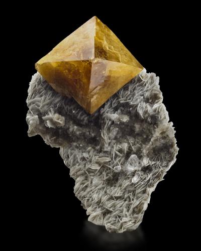 Scheelite with Muscovite<br />Pingwu Mine, Huya township, Mount Xuebaoding, Pingwu, Mianyang Prefecture, Sichuan Province, China<br />10 x 8.5 x 15 cm / main crystal: 7.3 cm.<br /> (Author: MIM Museum)