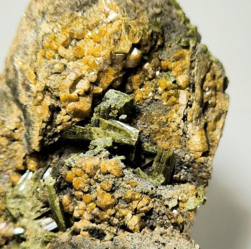 Epidota, Grosularia<br />Costabona mines, Prats-de-Mollo-la-Preste, Haut Vallespir, Céret, Pyrénées-Orientales Department, Occitanie, France<br />105 mm x 70 mm. Cristal mayor: 17 mm. Masa: 360 g.<br /> (Autor: Carles Millan)