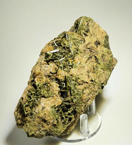 Epidota, Grosularia<br />Costabona mines, Prats-de-Mollo-la-Preste, Haut Vallespir, Céret, Pyrénées-Orientales Department, Occitanie, France<br />105 mm x 70 mm. Cristal mayor: 17 mm. Masa: 360 g.<br /> (Autor: Carles Millan)