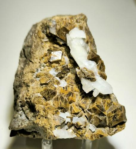 Grosularia, Cuarzo<br />Roca del Turó Mine, Costabona Mt., Espinavell (Espinabell), Molló, Comarca Ripollès, Gerona / Girona, Catalonia / Catalunya, Spain<br />107 mm x 68 mm. Masa: 464 g.<br /> (Autor: Carles Millan)