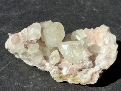 Calcite on Quartz (variety "pink Amethyst")<br />"Choique" area, Pehuenches Department, Del Neuquén Province, Argentina<br />5.5 x 3 cm<br /> (Author: Volkmar Stingl)