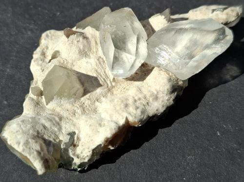 Calcite on Mordenite<br />Distrito Ahmadnagar, Maharashtra, India<br />8 x 4.5 cm<br /> (Author: Volkmar Stingl)