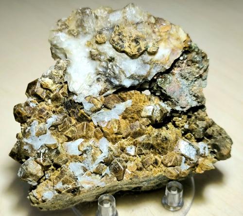Grosularia, Calcita, Pirita<br />Roca del Turó Mine, Costabona Mt., Espinavell (Espinabell), Molló, Comarca Ripollès, Gerona / Girona, Catalonia / Catalunya, Spain<br />75 mm x 68 mm. Cristal mayor: 10 mm. Masa: 121 g.<br /> (Autor: Carles Millan)