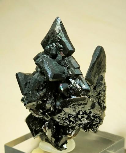 Descloizita<br />Berg Aukas, Grootfontein District, Otjozondjupa Region, Namibia<br />60 mm x 45 mm. Cristal mayor: 18 mm de arista. Masa: 83 g.<br /> (Autor: Carles Millan)