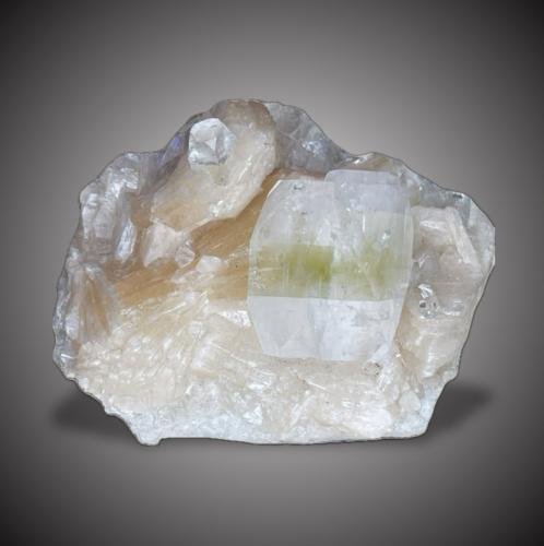 Fluorapophyllita-K (Apofilita) y Stilbita-Ca (Estilbita-Ca)<br />Mumbai (Bombay), Distrito Mumbai, Maharashtra, India<br />8x7cm.<br /> (Autor: castrominerals)