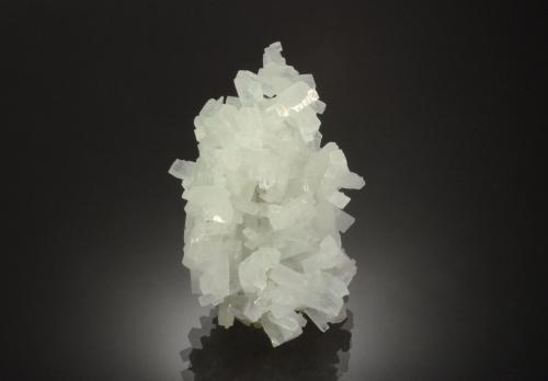 Prehnite<br />Mina Jeffrey, Asbestos, Les Sources RCM, Estrie, Québec, Canadá<br />5.7 x 3.6 x 2.3 cm<br /> (Author: Michael Shaw)