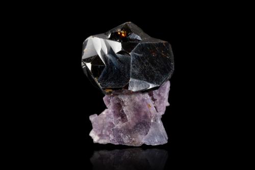 Sphalerite, Fluorite<br />Denton Mine, Sub-Rosiclare formation, Goose Creek Mine group, Harris Creek Sub-District, Hardin County, Illinois, USA<br />4 x 2.8 x 2.6 cm / main crystal: 2.9 cm<br /> (Author: MIM Museum)