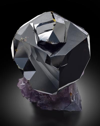 Sphalerite, Fluorite<br />Denton Mine, Sub-Rosiclare formation, Goose Creek Mine group, Harris Creek Sub-District, Hardin County, Illinois, USA<br />4 x 2.8 x 2.6 cm / main crystal: 2.9 cm<br /> (Author: MIM Museum)