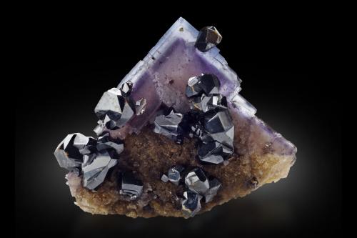 Sphalerite, Fluorite<br />Denton Mine, Sub-Rosiclare formation, Goose Creek Mine group, Harris Creek Sub-District, Hardin County, Illinois, USA<br />6.5 x 7.6 x 6.3 cm / main crystal: 1.5 cm.<br /> (Author: MIM Museum)