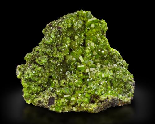 Mimetite<br />Endeavor Mine (Elura Mine), Cobar, Robinson County, New South Wales, Australia<br />16 x 19 x 11 cm / main crystal: 2.5 cm.<br /> (Author: MIM Museum)