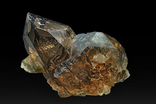 Quartz (variety smoky quartz)<br />Mont Blanc Massif, Chamonix, Haute-Savoie, Auvergne-Rhône-Alpes, France<br />8.1 x 6.4 cm<br /> (Author: am mizunaka)
