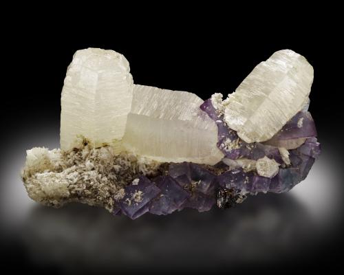 Witherita, Fluorita<br />Mina Minerva I, nivel Bethel, Grupo Ozark-Mahoning, Sub-Distrito Cave-in-Rock, Condado Hardin, Illinois, USA<br />3 x 7 x 3.6 cm / Cristal principal: 4 cm.<br /> (Autor: Museo MIM)