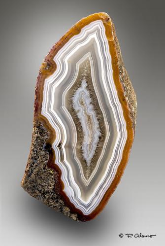 Cuarzo (variedad calcedonia)<br />Ngabu, Distrito Chiwawy-Nsanje, Malawi<br />7cm x 3,5cm x 3cm<br /> (Autor: Pere Alonso)