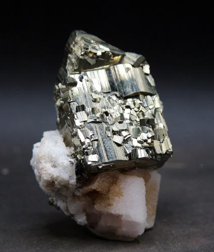 Pirita<br />Mina Quiruvilca (Mina La Libertad), Distrito Quiruvilca, Provincia Santiago de Chuco, Departamento La Libertad, Perú<br />5.5 x 4.5 cm<br /> (Autor: Pedro Antonio)