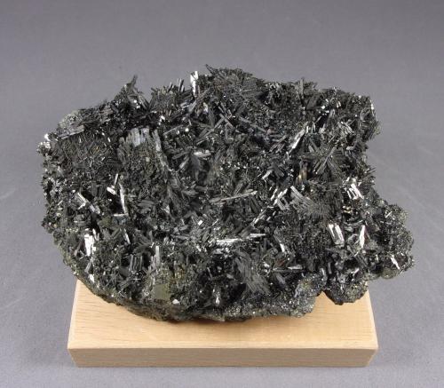 Arsenopirita<br />Mina Julcani, Distrito Julcani, Provincia Angaraes, Departamento Huancavelica, Perú<br />9,9 x 6,9 x 3,8 cm.<br /> (Autor: J. G. Alcolea)