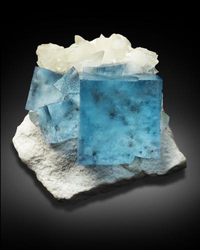 Fluorite, Baryte, Calcite<br />Minerva I Mine, Rosiclare formation, Ozark-Mahoning group, Cave-in-Rock Sub-District, Hardin County, Illinois, USA<br />6.5 x 6 x 4 cm / main crystal: 4.1 cm<br /> (Author: MIM Museum)