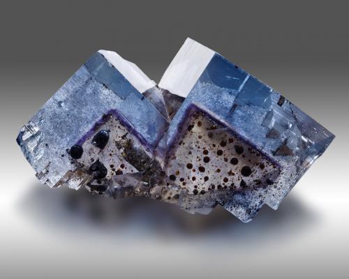 Fluorita<br />Minerva I Mine, Rosiclare formation, Ozark-Mahoning group, Cave-in-Rock Sub-District, Hardin County, Illinois, USA<br />3 x 4.5 x 3 cm / Cristal principal: 3.2 cm<br /> (Autor: Museo MIM)